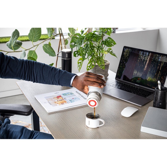 Botella de acero inoxidable de doble pared con acabado mate 490ml vista bodegón