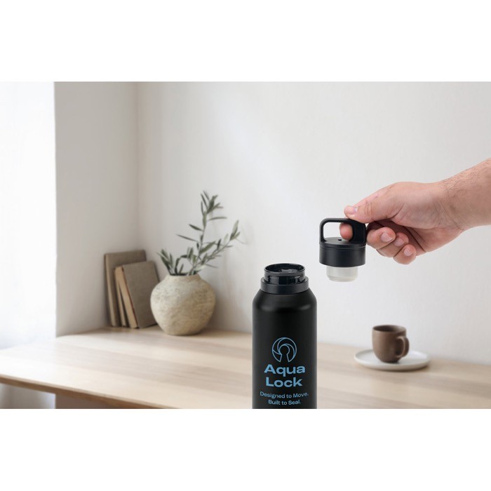 Botella térmica acero reciclado con aislamiento al vacío 590 ml vista bodegón Botella térmica acero reciclado con aislamiento al vacío 590 ml vista bodegón