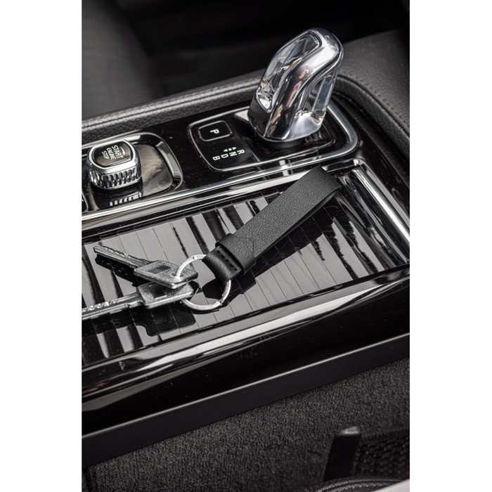 Llavero elegante de PU con anilla de metal y caja de papel kraft vista bodegón