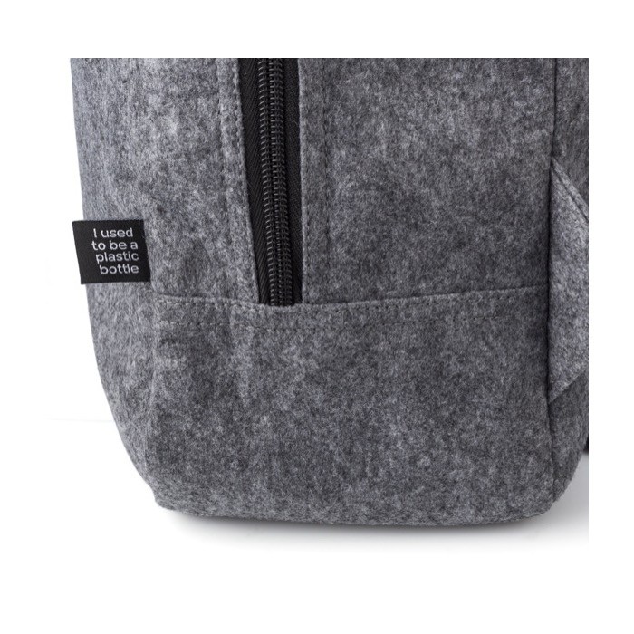 Mochila de fieltro reciclado con cremallera y dos compartimentos color gris cuarta vista Mochila de fieltro reciclado con cremallera y dos compartimentos color gris cuarta vista
