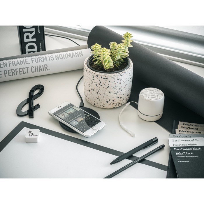 Cargador inalámbrico de ABS reciclado superrápido de 10W vista bodegón