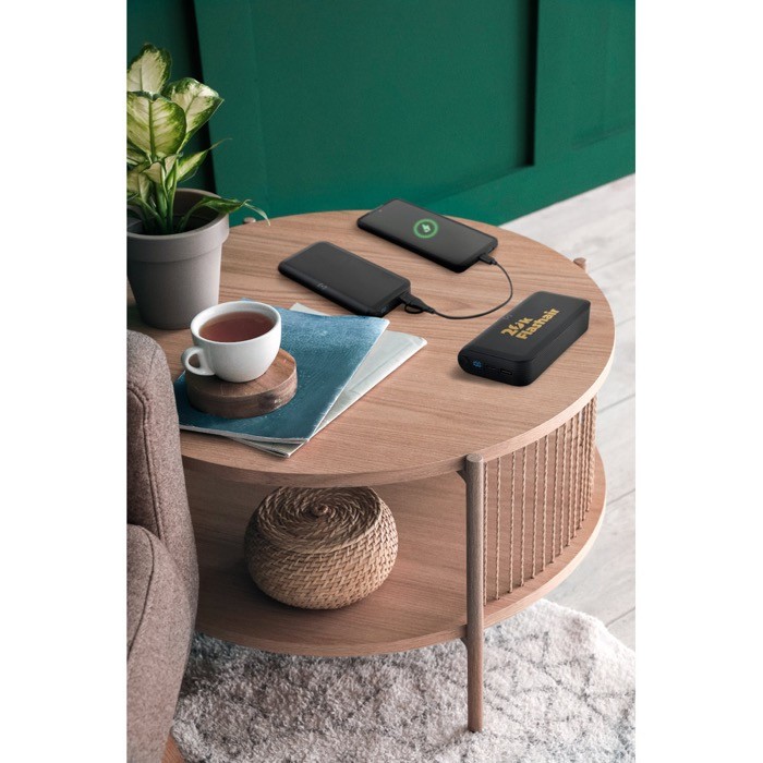 Batería externa ecológica con carga ultrarrápida y LED 20000 mAh vista bodegón Batería externa ecológica con carga ultrarrápida y LED 20000 mAh vista bodegón