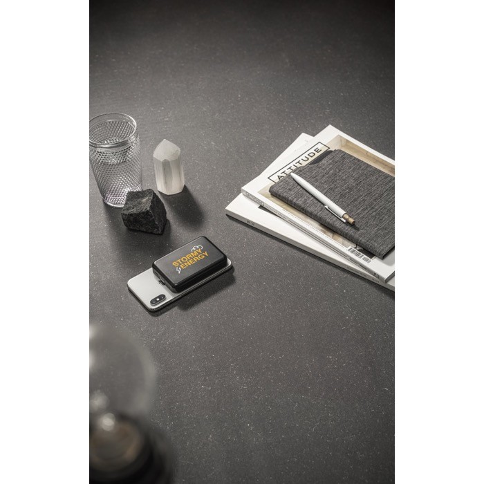 Powerbank de ABS ideal para fijar detrás del móvil 10.000 mAh vista bodegón Powerbank de ABS ideal para fijar detrás del móvil 10.000 mAh vista bodegón