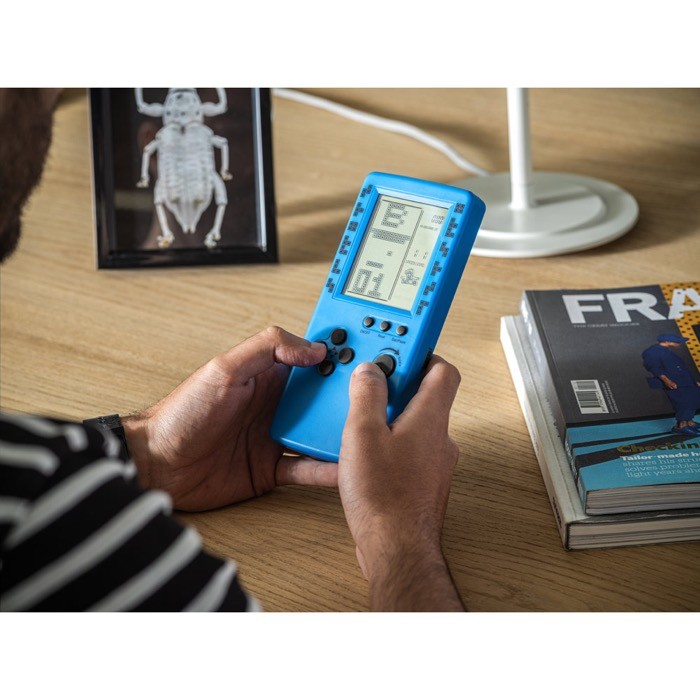 Consola con 26 juegos clásicos con diversas variaciones vista bodegón