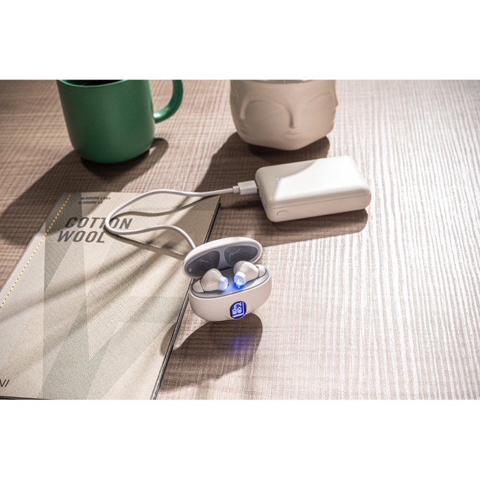 Auriculares inalámbricos de ABS reciclado con 4 horas de autonomía vista bodegón