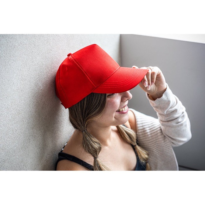 Gorra de poliéster reciclado con 5 paneles y cierre adhesivo 210 g/m2 vista bodegón