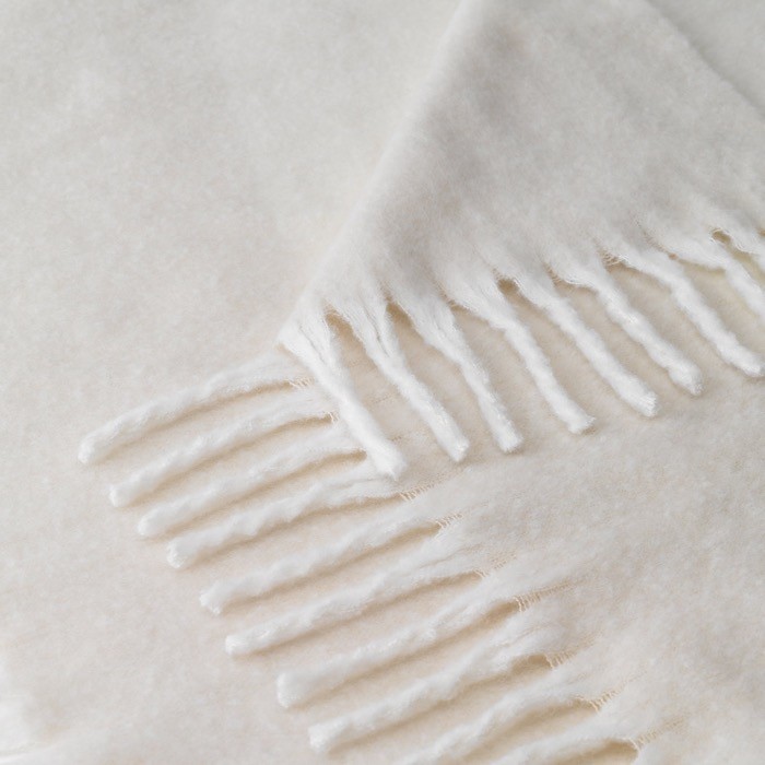 Manta en poliéster reciclado con tacto suave tipo mohair 300 g/m² color beige quinta vista Manta en poliéster reciclado con tacto suave tipo mohair 300 g/m² color beige quinta vista