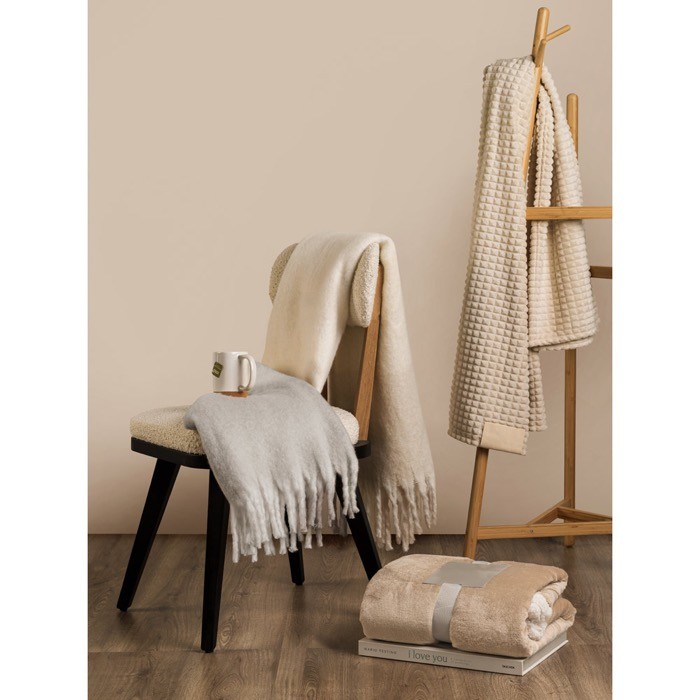 Manta en poliéster reciclado con tacto suave tipo mohair 300 g/m² vista bodegón Manta en poliéster reciclado con tacto suave tipo mohair 300 g/m² vista bodegón