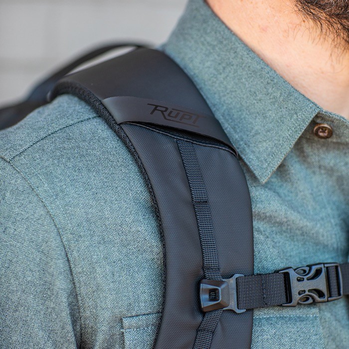 Mochila de RPET con correa para el carrito y bolsillo oculto 22L color negro tercera vista de ambiente Mochila de RPET con correa para el carrito y bolsillo oculto 22L color negro tercera vista de ambiente