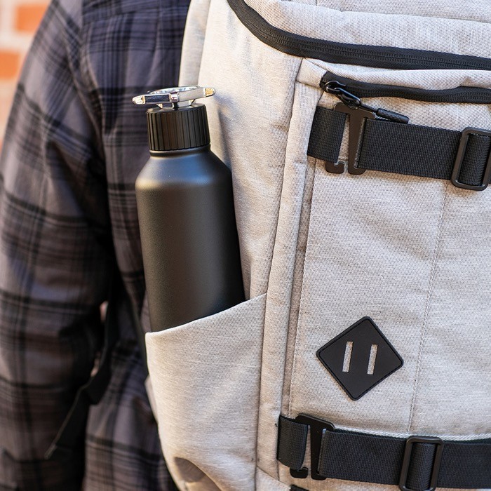 Mochila de RPET con bolsillos ocultos y múltiples presillas 20L color gris vista de ambiente Mochila de RPET con bolsillos ocultos y múltiples presillas 20L color gris vista de ambiente