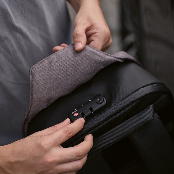 Mochila de RPET con cerradura numérica y tejidos anticorte 20L vista dos Mochila de RPET con cerradura numérica y tejidos anticorte 20L vista dos