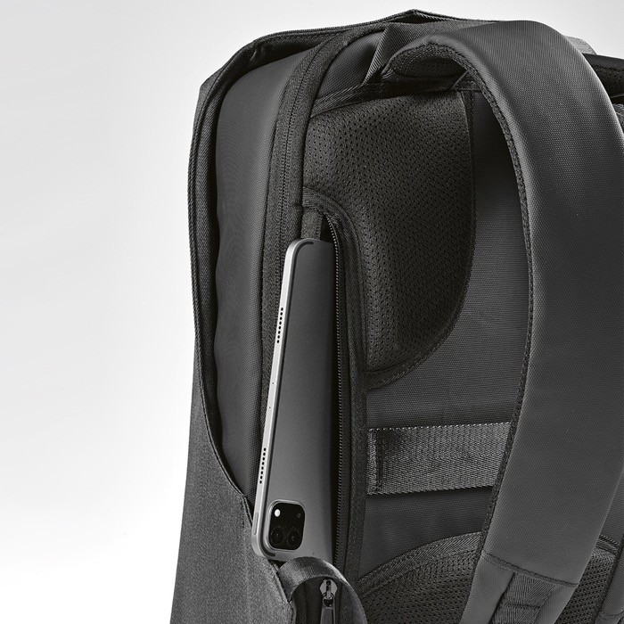 Mochila de RPET con cerradura numérica y tejidos anticorte 20L vista ocho Mochila de RPET con cerradura numérica y tejidos anticorte 20L vista ocho