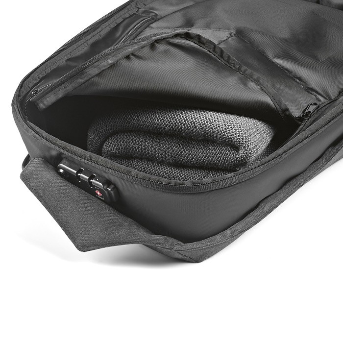 Mochila de RPET con cerradura numérica y tejidos anticorte 20L vista doce Mochila de RPET con cerradura numérica y tejidos anticorte 20L vista doce