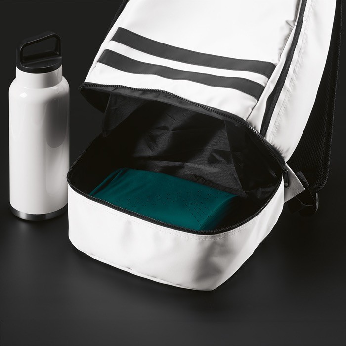 Mochila de RPET con tiras reflectantes y bolsillo para zapatos 25L color blanco tercera vista Mochila de RPET con tiras reflectantes y bolsillo para zapatos 25L color blanco tercera vista