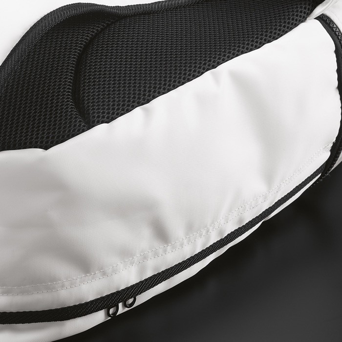 Mochila de RPET con tiras reflectantes y bolsillo para zapatos 25L color blanco cuarta vista Mochila de RPET con tiras reflectantes y bolsillo para zapatos 25L color blanco cuarta vista