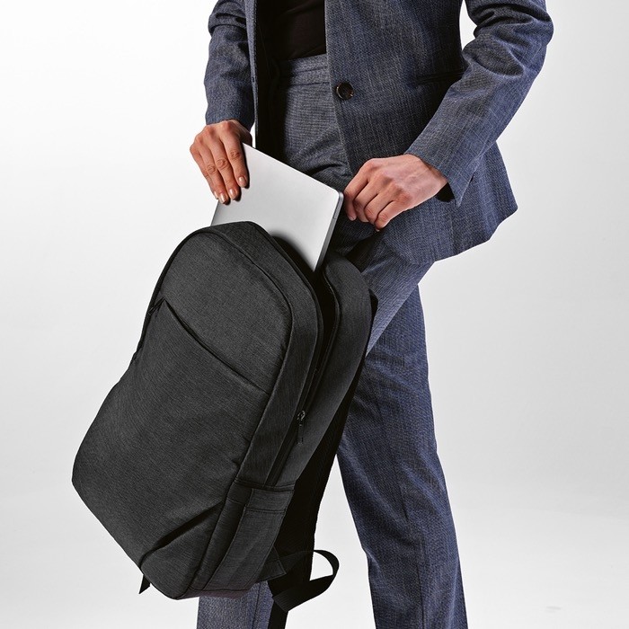 Mochila de 300D RPET con compartimento frontal con cremallera 18L vista cuarta