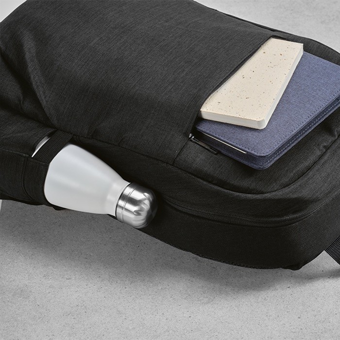 Mochila de 300D RPET con compartimento frontal con cremallera 18L vista segunda