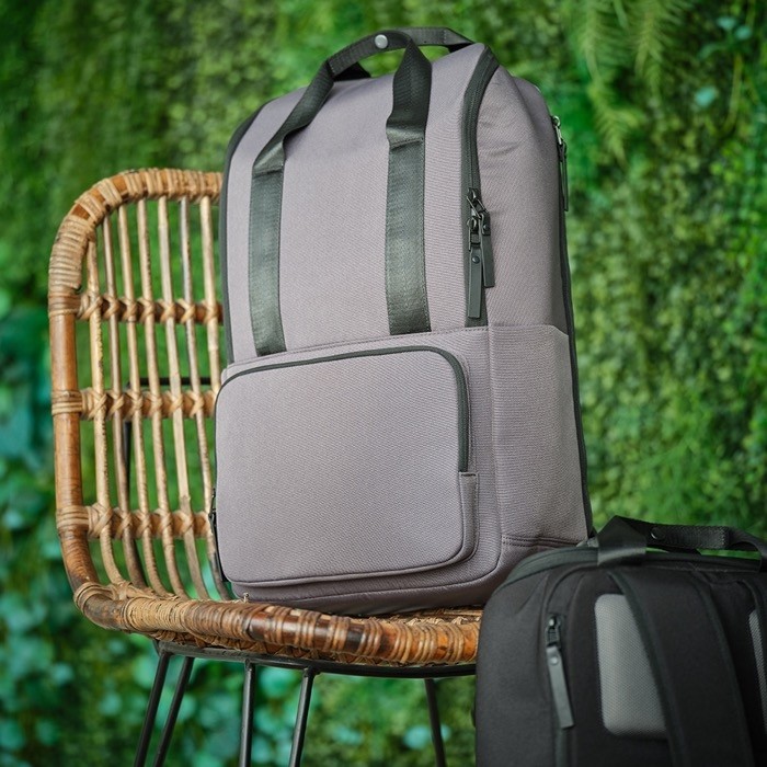 Mochila de poliéster reciclado con compartimento para portátil 18L vista cuarta