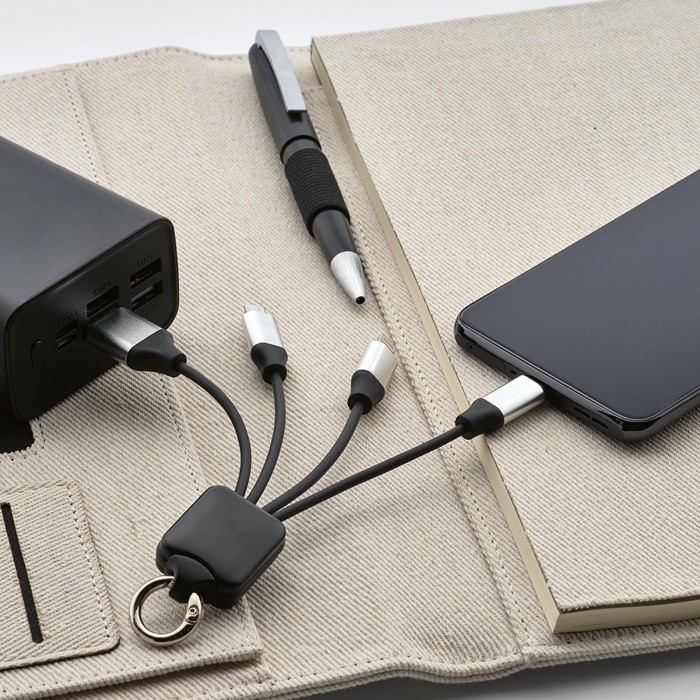 Cable de carga 4 en 1 de rTPR con distintos puertos de conexión color negro vista de ambiente Cable de carga 4 en 1 de rTPR con distintos puertos de conexión color negro vista de ambiente