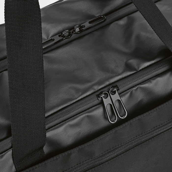 Bolsa deportiva de RPET con revestimiento resistente al agua color negro segunda vista de detalle