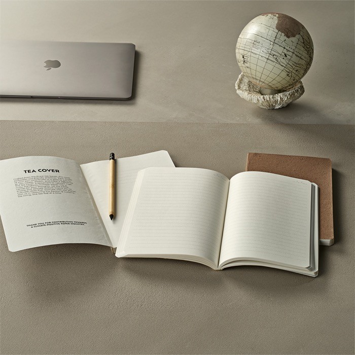 Cuaderno con funda hecha con excedentes de té A5 hojas a rayas color blanco vista de ambiente Cuaderno con funda hecha con excedentes de té A5 hojas a rayas color blanco vista de ambiente