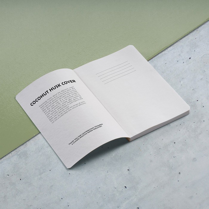 Cuaderno con tapa blanda hecho parcialmente de cáscara de coco A5 color marrón claro tercera vista Cuaderno con tapa blanda hecho parcialmente de cáscara de coco A5 color marrón claro tercera vista