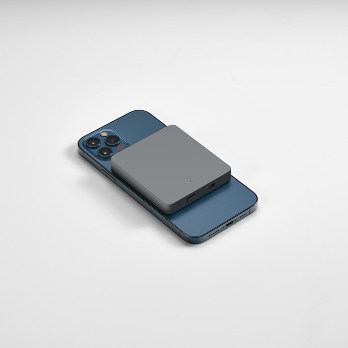 Powerbank magnética ideal para dispositivos móviles 5.000 mAh color plateado segunda vista Powerbank magnética ideal para dispositivos móviles 5.000 mAh color plateado segunda vista