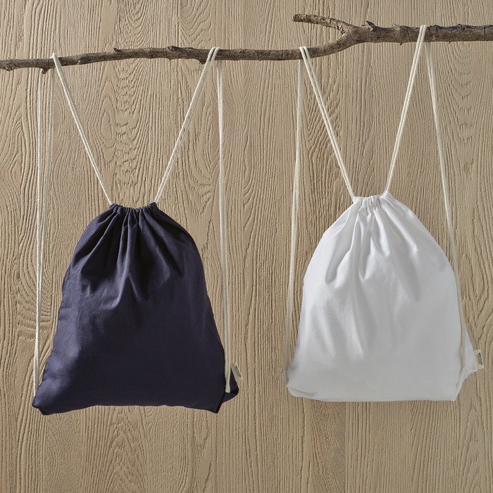Mochila ecológica de cuerdas de algodón reciclado y RPET 140 g/m2 color blanco vista de ambiente Mochila ecológica de cuerdas de algodón reciclado y RPET 140 g/m2 color blanco vista de ambiente