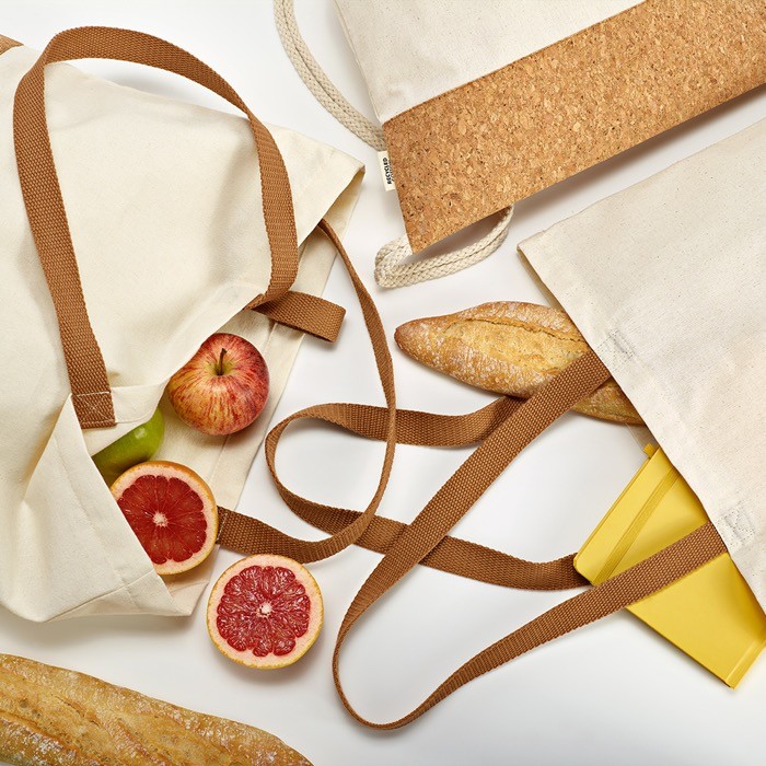 Bolsa de algodón reciclado con asas largas y fondo de corcho 180 g/m2 color natural vista de ambiente Bolsa de algodón reciclado con asas largas y fondo de corcho 180 g/m2 color natural vista de ambiente
