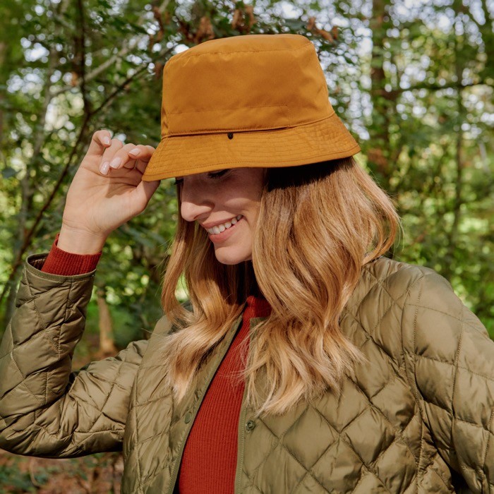 Gorro de pescador reversible de poliéster con interior de color vista de ambiente