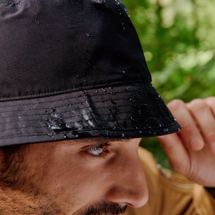 Gorro de pescador reversible de poliéster con interior de color vista de ambiente