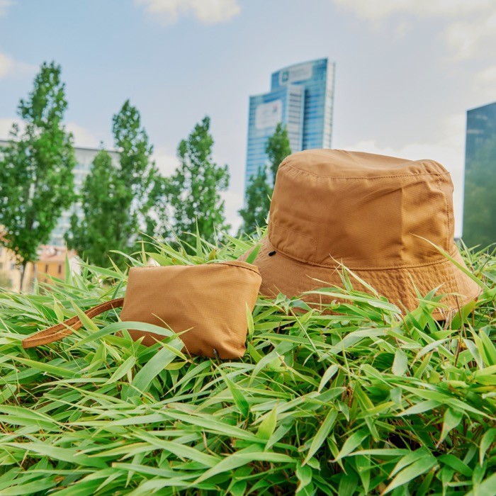 Gorro de pescador reversible de poliéster con interior de color vista de ambiente
