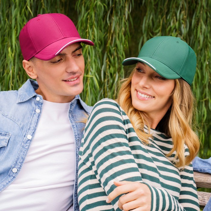 Gorra de poliéster reciclado con 6 paneles y visera con ribete vista de ambiente