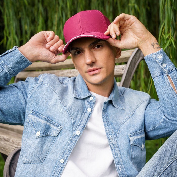 Gorra de poliéster reciclado con 6 paneles y visera con ribete vista 2