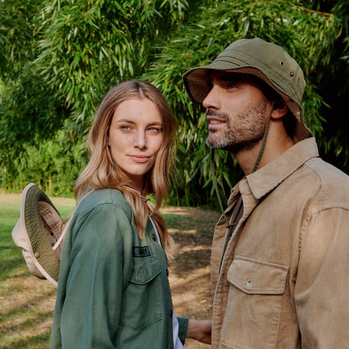 Gorra de algodón reciclado y orgánico con cordón 260 g/m2 vista de ambiente Gorra de algodón reciclado y orgánico con cordón 260 g/m2 vista de ambiente