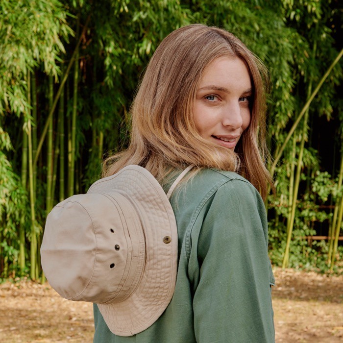 Gorra de algodón reciclado y orgánico con cordón 260 g/m2 vista de ambiente Gorra de algodón reciclado y orgánico con cordón 260 g/m2 vista de ambiente