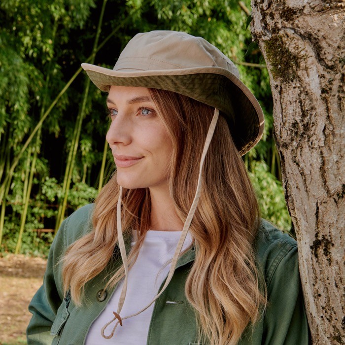 Gorra de algodón reciclado y orgánico con cordón 260 g/m2 vista de ambiente Gorra de algodón reciclado y orgánico con cordón 260 g/m2 vista de ambiente