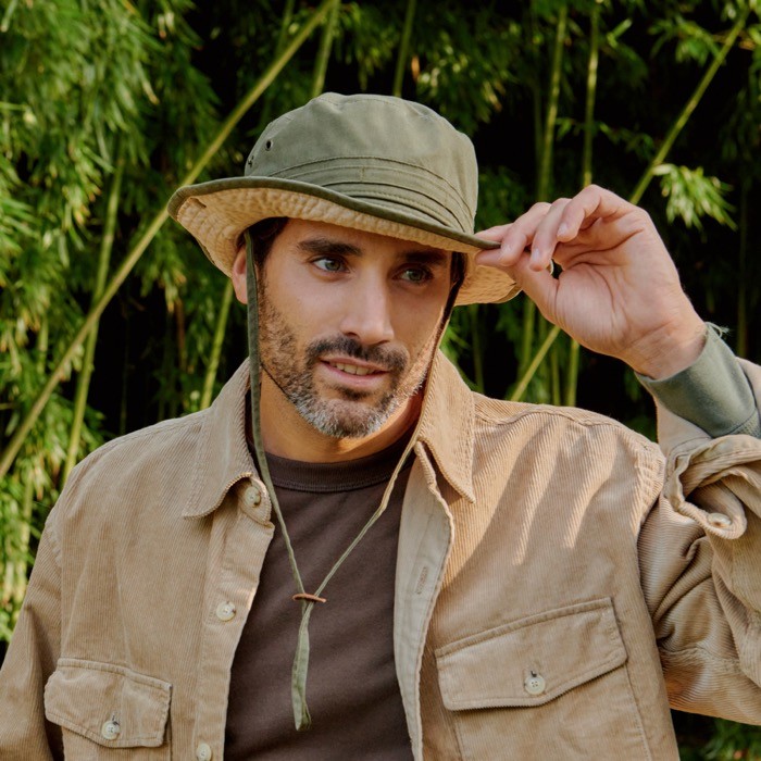 Gorra de algodón reciclado y orgánico con cordón 260 g/m2 vista de ambiente Gorra de algodón reciclado y orgánico con cordón 260 g/m2 vista de ambiente