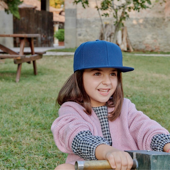 Gorra infantil de poliéster reciclado con visera plana 300 g/m2 vista de ambiente