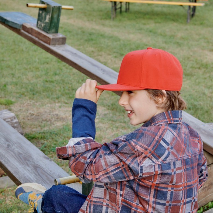 Gorra infantil de poliéster reciclado con visera plana 300 g/m2 vista de ambiente