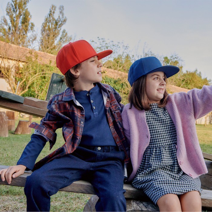 Gorra infantil de poliéster reciclado con visera plana 300 g/m2 vista de ambiente