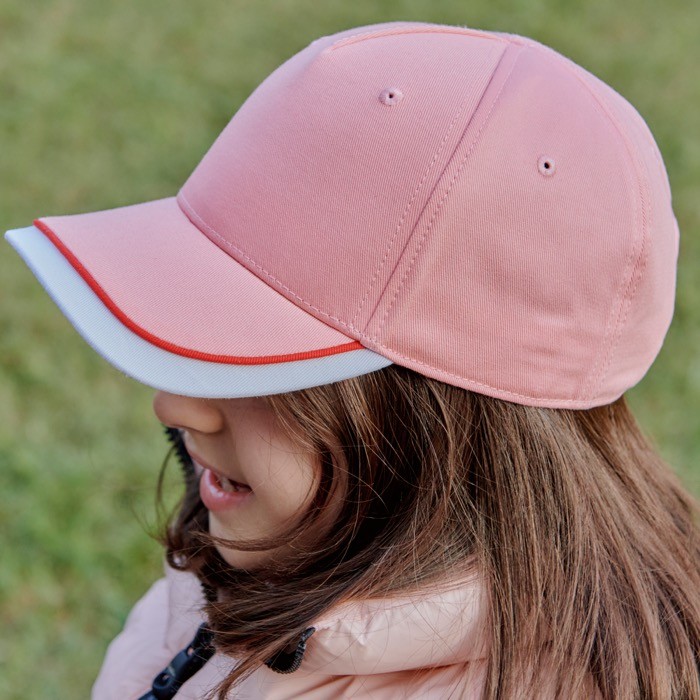 Gorra para niños de algodón orgánico de tipo béisbol de 260 g/m2 vista de ambiente