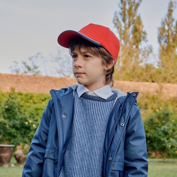 Gorra para niños de algodón orgánico de tipo béisbol de 260 g/m2 vista de ambiente