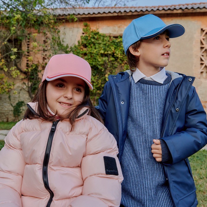 Gorra para niños de algodón orgánico de tipo béisbol de 260 g/m2 vista de ambiente