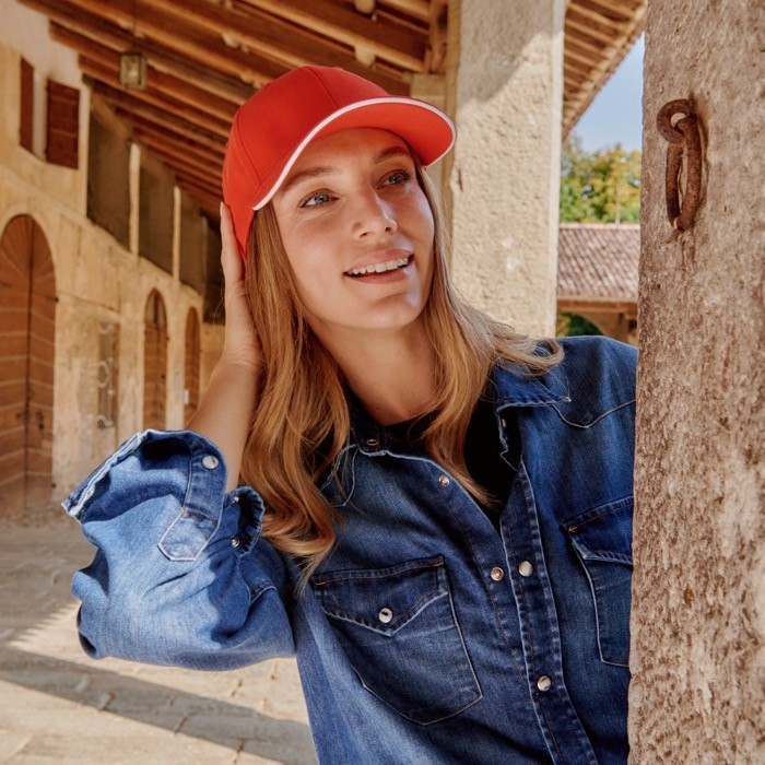 Gorra de algodón de tamaño único con cierre de hebilla 250 g/m2 vista de ambiente