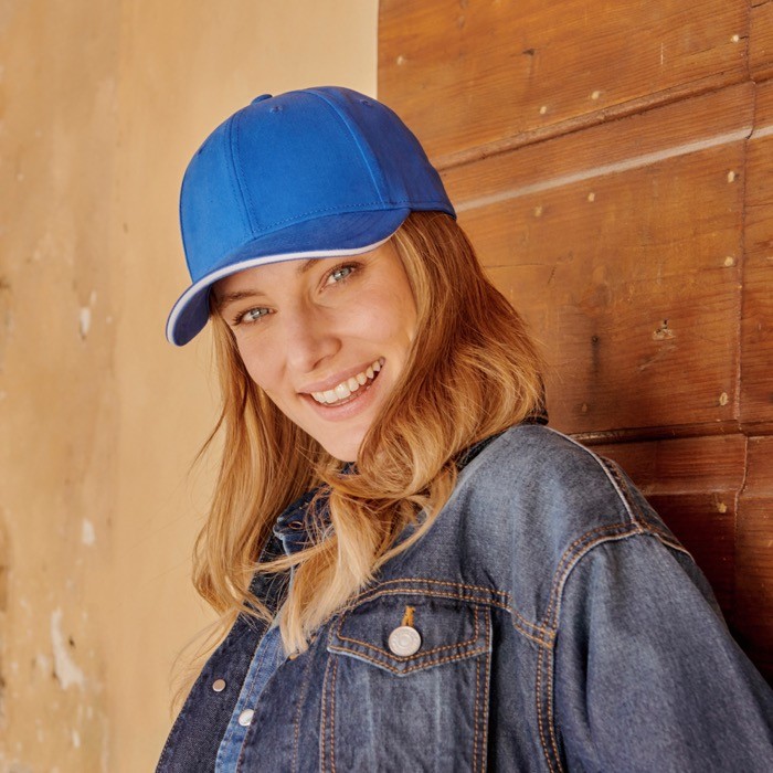 Gorra de algodón de tamaño único con cierre de hebilla 250 g/m2 vista de ambiente