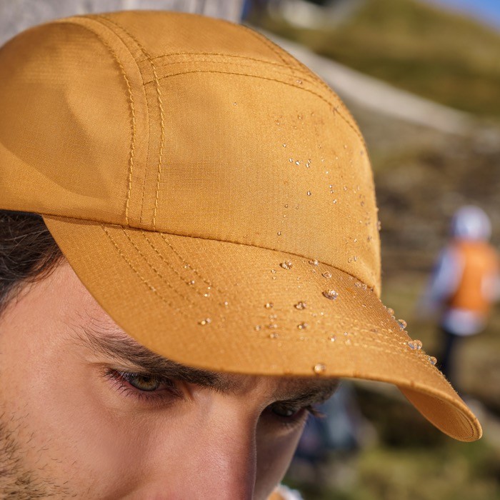 Gorra de poliéster reciclado resistente al agua de 85 g/m2 vista de ambiente
