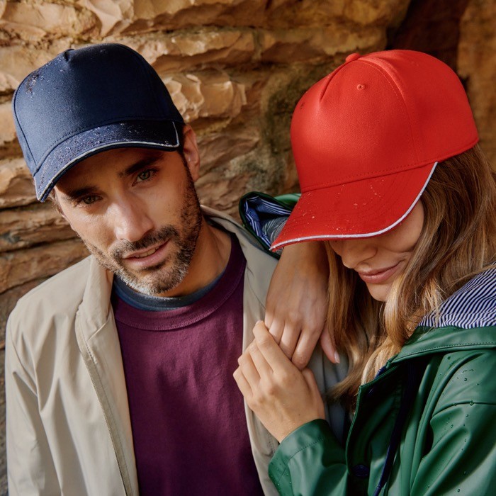 Gorra de poliéster con visera y cierre reflectantes 200 g/m2 vista de ambiente