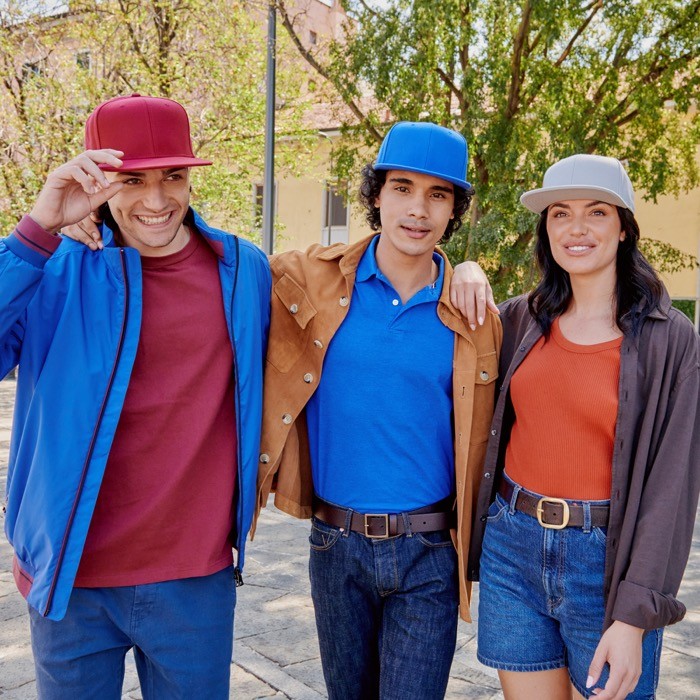Gorra en sarga de poliéster reciclado con visera plana 300 g/m2 vista de ambiente Gorra en sarga de poliéster reciclado con visera plana 300 g/m2 vista de ambiente