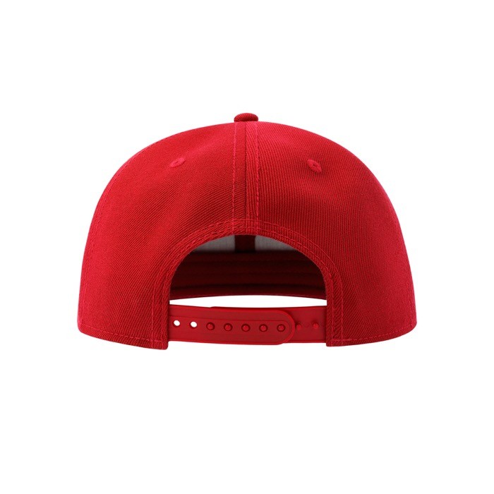 Gorra en sarga de poliéster reciclado con visera plana 300 g/m2 color rojo vista detalle 2 Gorra en sarga de poliéster reciclado con visera plana 300 g/m2 color rojo vista detalle 2